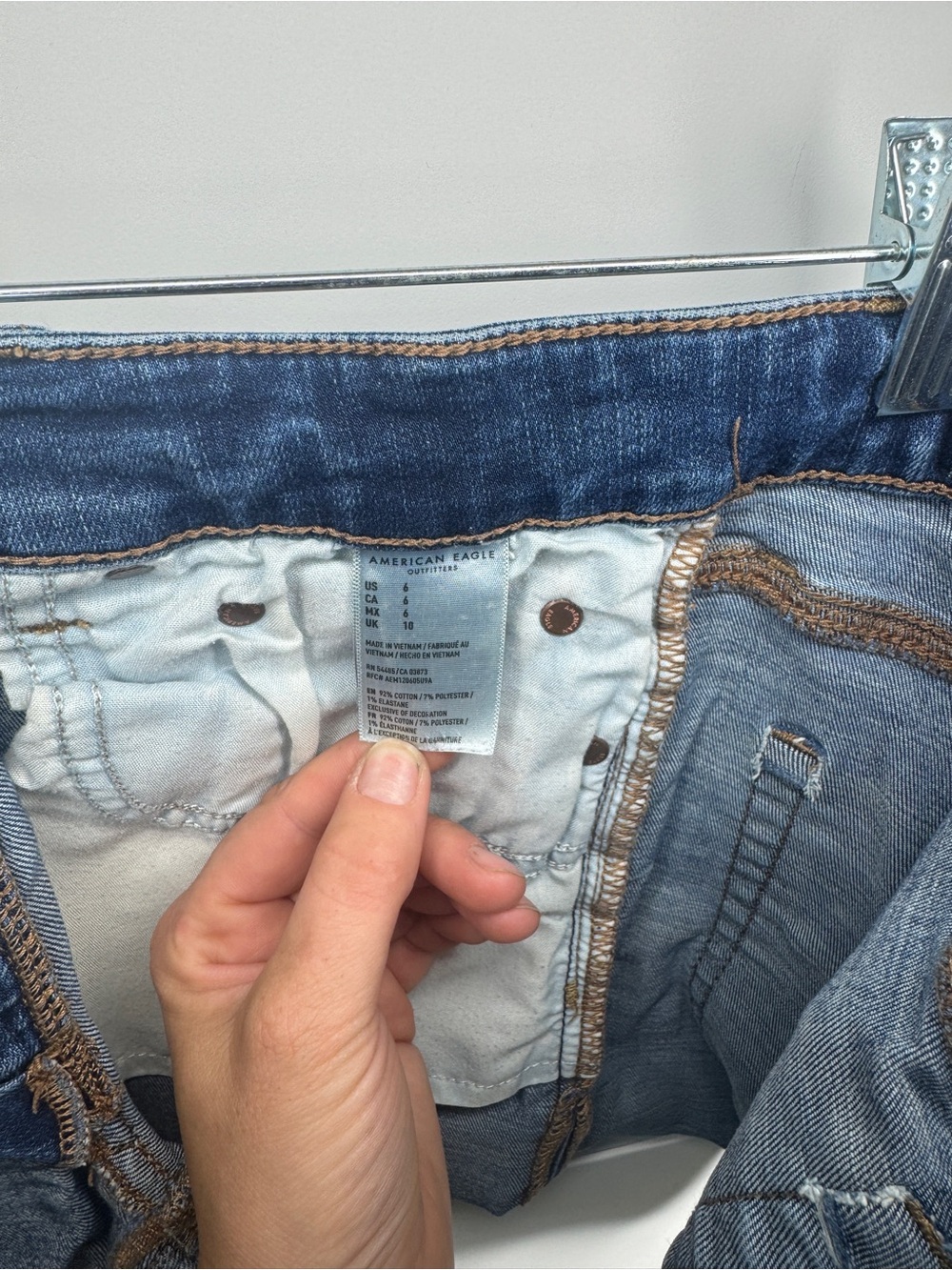 American Eagle Mid Rise Rolled Cuff Denim Jean Shorts Size 6 - Picture 3 of 4